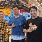 Apindo Sulteng, Wijaya Chandra (tengah) mengapresiasi kehadiran Marugame Udon di Palu. (Foto: Istimewa)