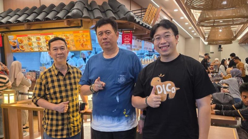 Apindo Sulteng, Wijaya Chandra (tengah) mengapresiasi kehadiran Marugame Udon di Palu. (Foto: Istimewa)