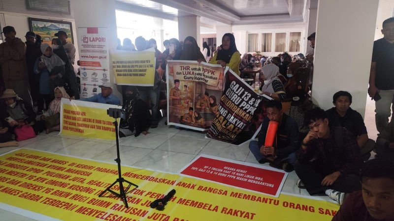 Aksi guru dan nakes PPPK Donggala di Kantor DPRD Sulteng, Rabu (8/7/2026). (Foto: Istimewa)