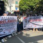 Puluhan relawan SPPG menggelar aksi demonstrasi di depan Kantor DPRD Sulteng, Jalan Sam Ratulangi, Kota Palu, Jumat (10/7/2026). (Foto: hariansulteng.com)