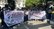 Puluhan relawan SPPG menggelar aksi demonstrasi di depan Kantor DPRD Sulteng, Jalan Sam Ratulangi, Kota Palu, Jumat (10/7/2026). (Foto: hariansulteng.com)