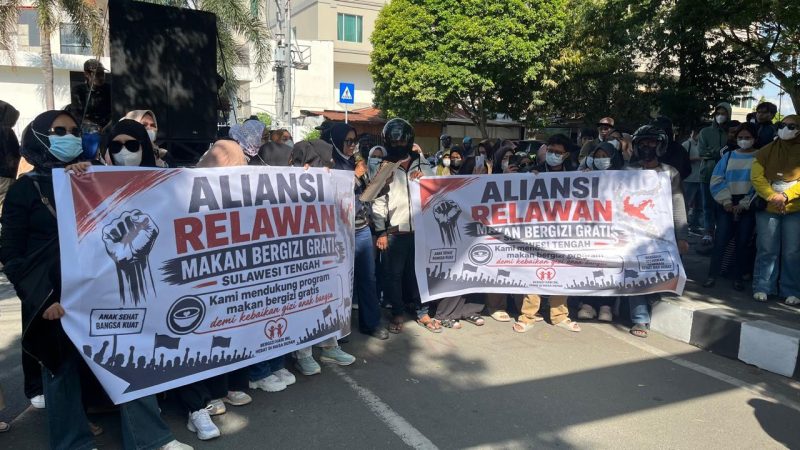 Puluhan relawan SPPG menggelar aksi demonstrasi di depan Kantor DPRD Sulteng, Jalan Sam Ratulangi, Kota Palu, Jumat (10/7/2026). (Foto: hariansulteng.com)