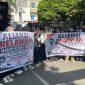 Puluhan relawan SPPG menggelar aksi demonstrasi di depan Kantor DPRD Sulteng, Jalan Sam Ratulangi, Kota Palu, Jumat (10/7/2026). (Foto: hariansulteng.com)