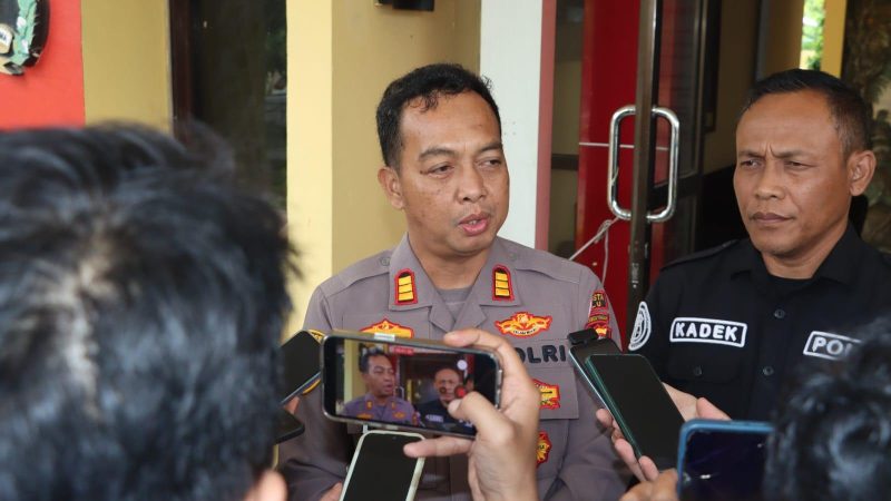 Kapolsek Palu Selatan, AKP Kasim Bohari memberi keterangan pers terkait bentrokan warga Nunu dan Anoa, Rabu (22/7/2026). (Foto: Istimewa)