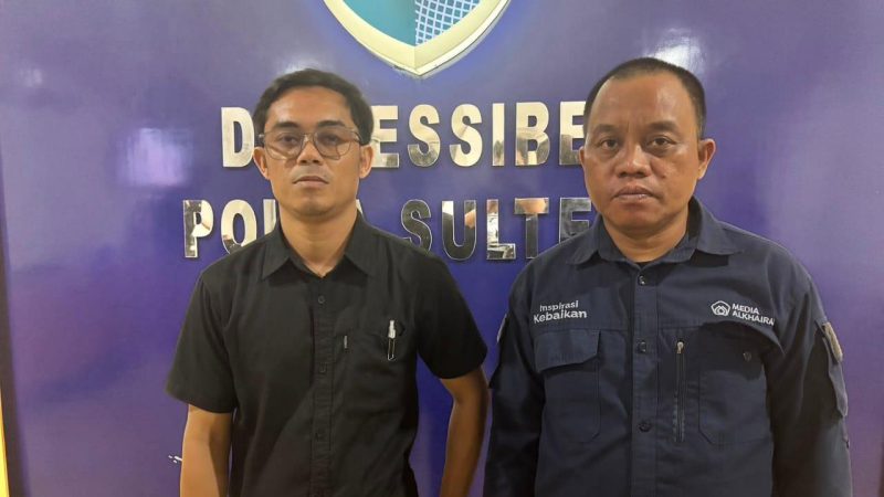 Jurnalis Media Alkhairaat, Ikram (kanan) saat mendatangi Kantor Ditressiber Polda Sulteng, Selasa (21/7/2026) malam. (Foto: Istimewa)