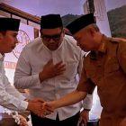 Momen Irwan Lapatta dan Rizal Intjenae saling berjabat tangan. (Foto: Istimewa)