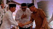 Momen Irwan Lapatta dan Rizal Intjenae saling berjabat tangan. (Foto: Istimewa)