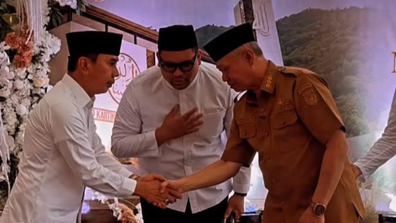 Momen Irwan Lapatta dan Rizal Intjenae saling berjabat tangan. (Foto: Istimewa)