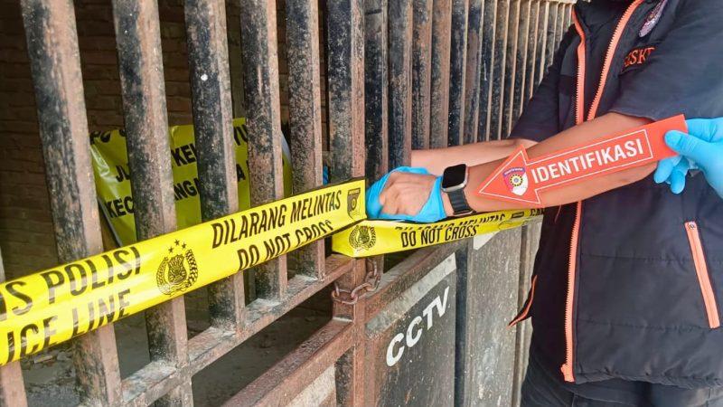 Polisi melakukan olah TKP di rumah korban pembunuhan satu keluarga di Kelurahan Duyu, Kota Palu. (Foto: Istimewa)
