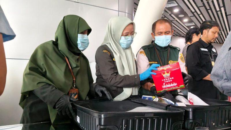 Karantina Sulteng perketat pengawasan barang bawaan penumpang di Bandara Mutiara Sis Aljufri. (Foto: Istimewa)