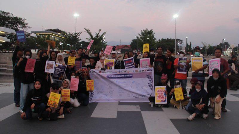 Sejumlah organisasi masyarakat sipil menggelar aksi damai bertajuk