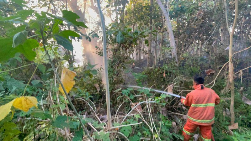 Petugas sedang memadamkan api di Kabupaten Tojo Una-Una (Touna). (Foto: Istimewa)