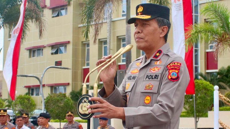 Wakapolda Brigjen Helmi Kwarta Kusuma Putra Rauf memberikan arahan saat apel pagi di Mapolda Sulteng, Senin (24/8/2026). (Foto: Istimewa)