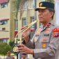 Wakapolda Brigjen Helmi Kwarta Kusuma Putra Rauf memberikan arahan saat apel pagi di Mapolda Sulteng, Senin (24/8/2026). (Foto: Istimewa)