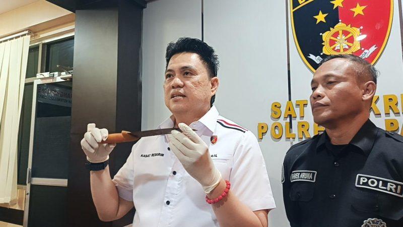 Kasatreskrim Polresta Palu, AKP Ismail Boby memberi keterangan pers terkait penangkapan pelaku pembunuhan satu keluarga di Duyu, Rabu (26/8/2026). (Foto: Istimewa).