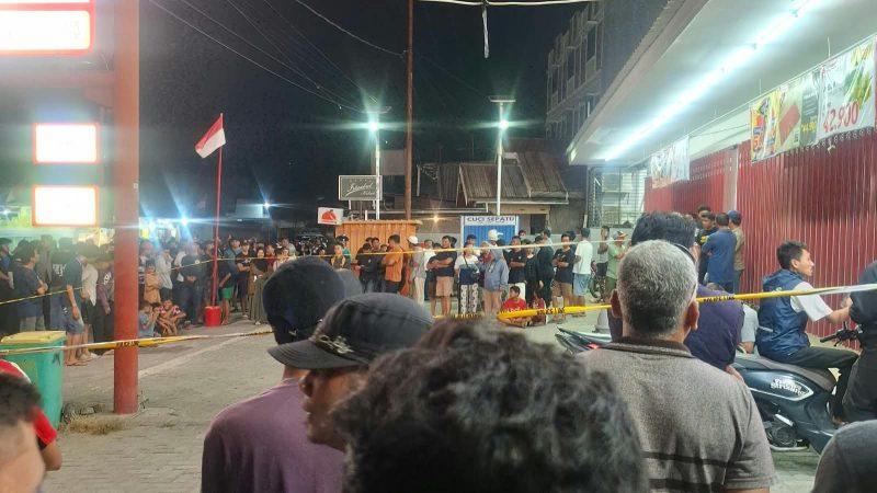 Warga memadati lokasi perkelahian oknum polisi dan juru parkir di Jalan Tombolotutu, Kota Palu, Kamis (27/8/2026). (Foto: Istimewa)