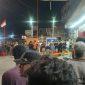 Warga memadati lokasi perkelahian oknum polisi dan juru parkir di Jalan Tombolotutu, Kota Palu, Kamis (27/8/2026). (Foto: Istimewa)