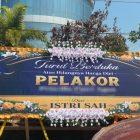 Sebuah karangan bunga berisi sindiran untuk pelakor di depan kantor Bank Sulteng mendadak viral di media sosial, Jumat (4/9/2026). (Foto: Istimewa)