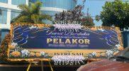 Sebuah karangan bunga berisi sindiran untuk pelakor di depan kantor Bank Sulteng mendadak viral di media sosial, Jumat (4/9/2026). (Foto: Istimewa)
