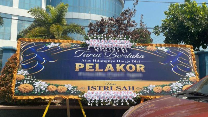 Sebuah karangan bunga berisi sindiran untuk pelakor di depan kantor Bank Sulteng mendadak viral di media sosial, Jumat (4/9/2026). (Foto: Istimewa)