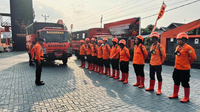 Basarnas Palu mengerahkan 11 personel untuk membantu menangani karhutla di Desa Sibualong, Kecamatan Balaesang, Kabupaten Donggala. (Foto: Istimewa)