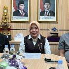 Dekan FKM Untad, Prof Rosmala Nur (tengah) memberi keterangan pers terkait perselisihan dengan jurnalis Radar Sulteng, Sabtu (26/9/2026). (Foto: Istimewa)