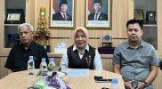 Dekan FKM Untad, Prof Rosmala Nur (tengah) memberi keterangan pers terkait perselisihan dengan jurnalis Radar Sulteng, Sabtu (26/9/2026). (Foto: Istimewa)
