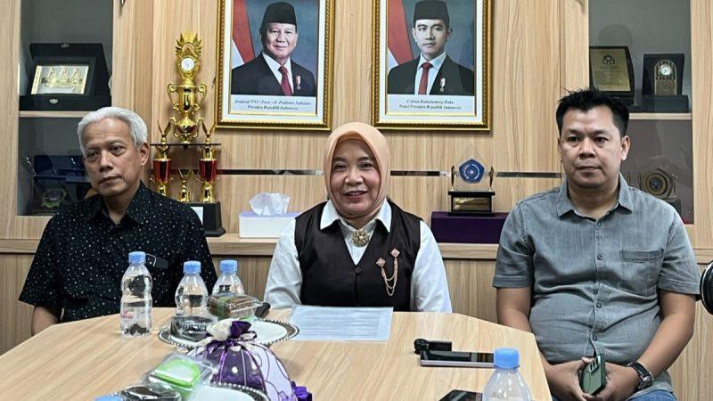 Dekan FKM Untad, Prof Rosmala Nur (tengah) memberi keterangan pers terkait perselisihan dengan jurnalis Radar Sulteng, Sabtu (26/9/2026). (Foto: Istimewa)