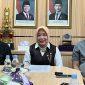 Dekan FKM Untad, Prof Rosmala Nur (tengah) memberi keterangan pers terkait perselisihan dengan jurnalis Radar Sulteng, Sabtu (26/9/2026). (Foto: Istimewa)