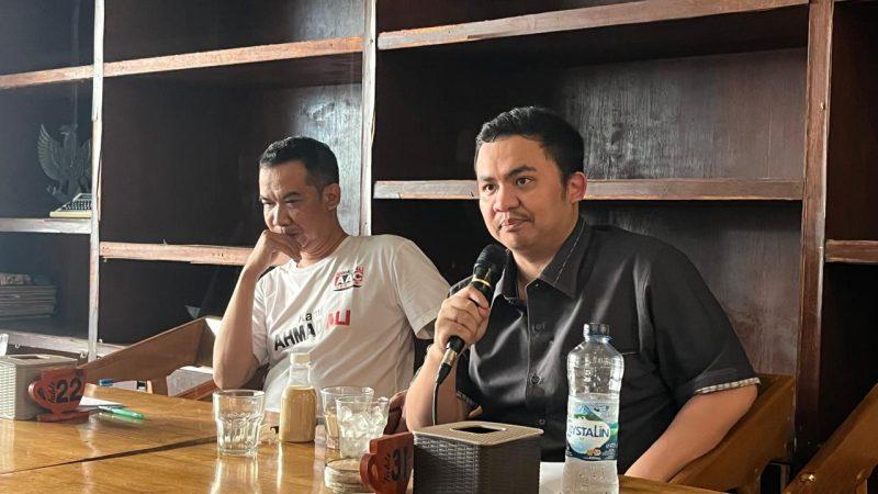 Moh Anugrah Pratama (Nugie) menggelar jumpa pers terkait pengunduran dirinya sebagai kader Nasdem, Selasa (29/9/2026). (Foto: hariansulteng.com)