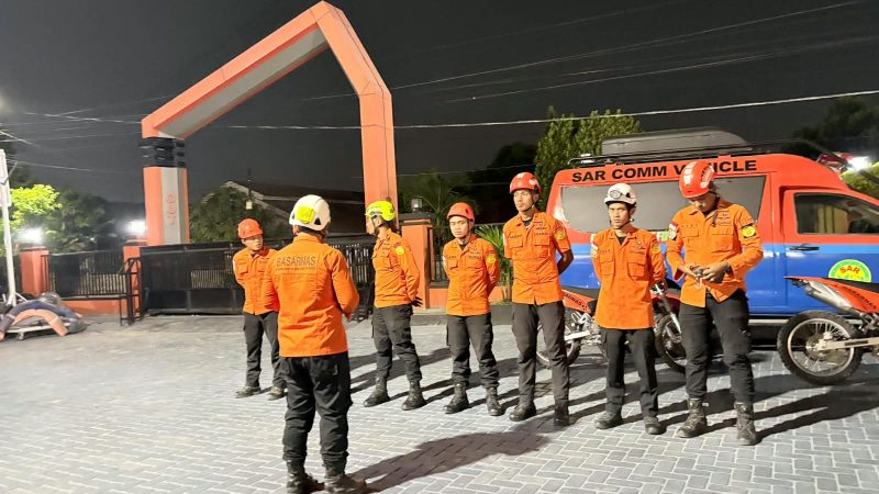 Tim SAR menerjunkan personel untuk mengevakuasi pendaki yang kelelahan saat tektok Gunung Nokilalaki. (Foto: Istimewa)