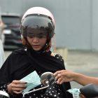 Pewarta Foto Indonesia (PFI) Kota Palu membagikan masker kepada sejumlah pengendara, Jumat (16/10/2026). (Foto: Istimewa)