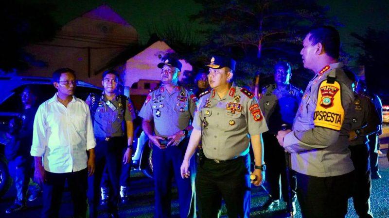 Kapolda Sulteng, Irjen Rizal Irawan meninjau Jembatan Lalove menyusul bentrokan warga Nunu dan Anoa, Rabu (28/10/2026). (Foto: Istimewa)