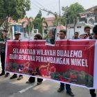 Sejumlah aktivis tergabung dalam Koalisi Selamatkan Bualemo menggelar aksi di depan Kantor DPRD Sulteng, Kota Palu, Jumat (30/10/2026). (Foto: Istimewa)