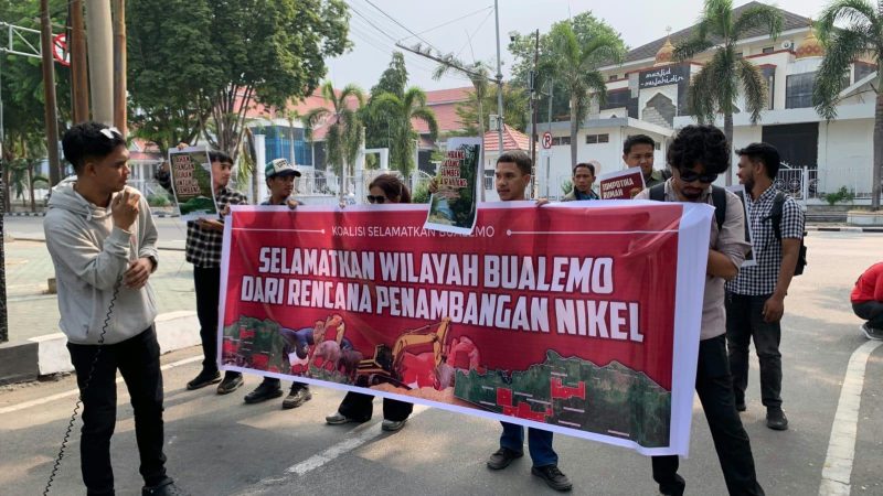 Sejumlah aktivis tergabung dalam Koalisi Selamatkan Bualemo menggelar aksi di depan Kantor DPRD Sulteng, Kota Palu, Jumat (30/10/2026). (Foto: Istimewa)