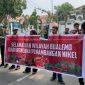 Sejumlah aktivis tergabung dalam Koalisi Selamatkan Bualemo menggelar aksi di depan Kantor DPRD Sulteng, Kota Palu, Jumat (30/10/2026). (Foto: Istimewa)
